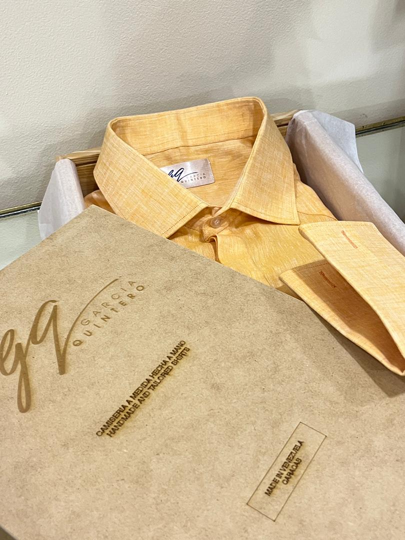 Guayabera naranja sin vivos