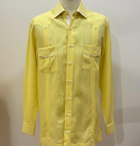 Guayabera amarilla vivos bancos