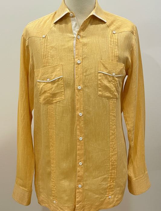 Guayabera naranja con vivos blancos